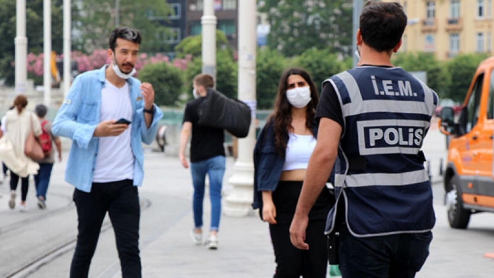 İstanbul'da halk maske takmadığı için 900 Türk Lirası para cezasına çarptırılacak