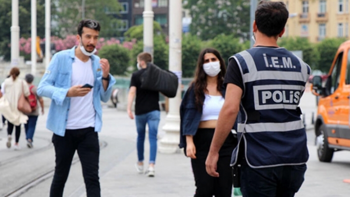 İstanbul'da halk maske takmadığı için 900 Türk Lirası para cezasına çarptırılacak