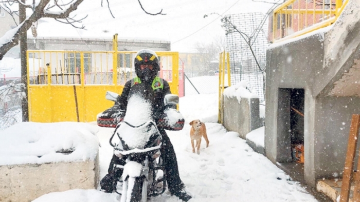 Motosikletli kuryeler İstanbul'un buzlu yollarında yaşam için savaşıyor