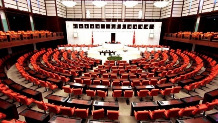 Türk Parlamentosu, COVID-19 davalarındaki mülk artışından sonra çalışmayı askıya aldı