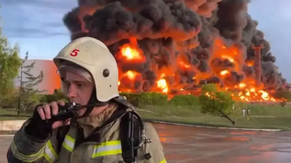 Kırım'da bir yakıt deposu yanıyor, Ukrayna'da Rusların elindeki kasabalar bombalanıyor