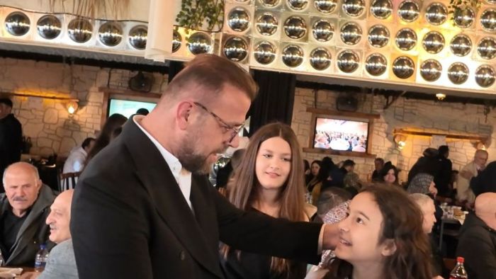 KIRKPINAR AİLESİ’NDEN İZMİR’DE MUHTEŞEM BAYRAM BULUŞMASI 6 BİN KİŞİLİK DEV ÇINARIN KOLLARI BAYRAKLI’DA KAVUŞTU