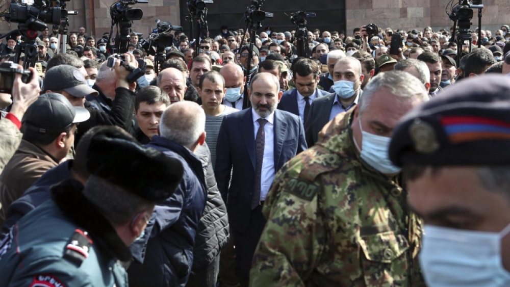 Ermenistan Başbakanı ordunun istifa talebiyle karşı karşıya, darbe görüşmeleri