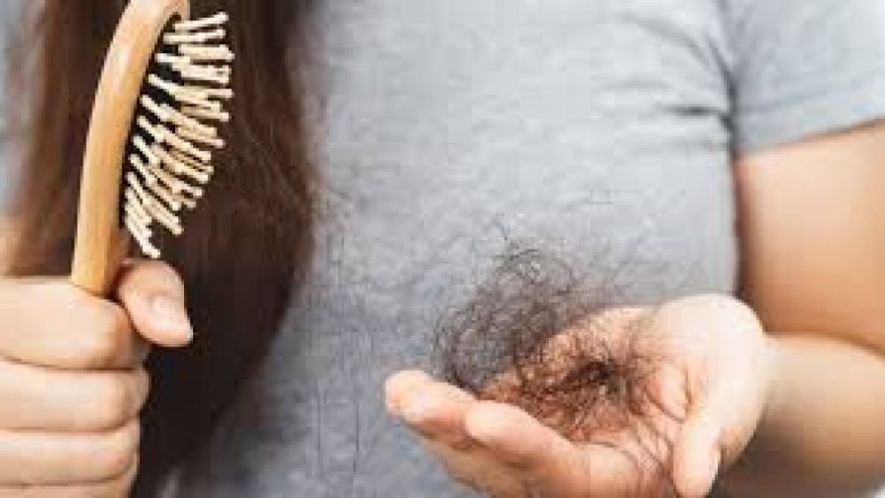 Saç Dökülmesi Mevsimsel mi, Yoksa Bakım Hatalarından mı Kaynaklanıyor?