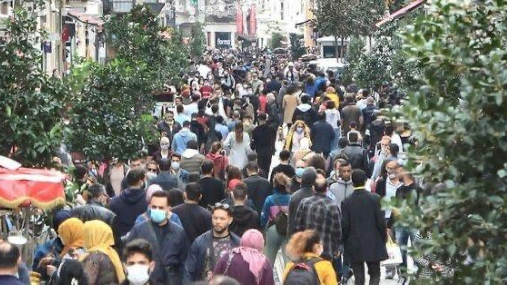 İstanbul sokağının insanlarla dolu sahnesi 