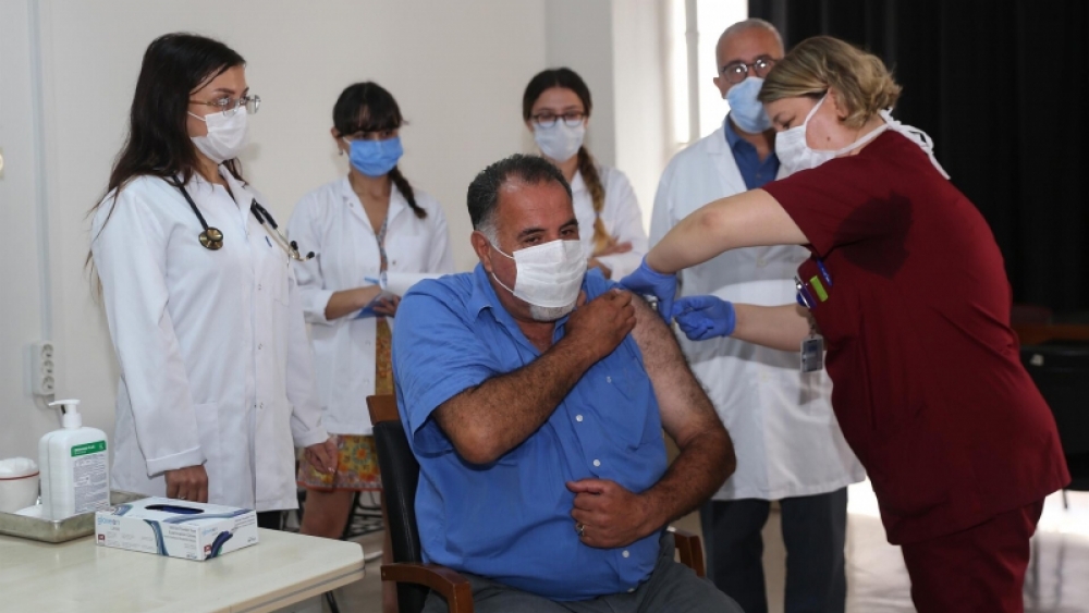 Türkiye ilk atış koronavirüs aşısını test etti